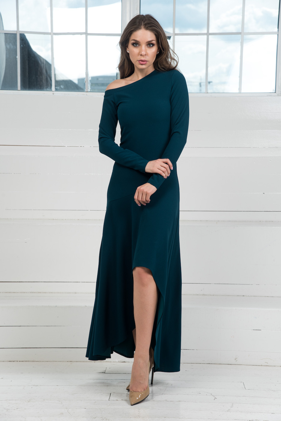 Фото товара 9595, платье с открытым плечом и длинными рукавами